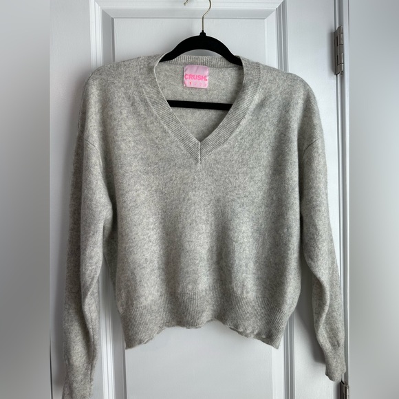 CRUSH Cashmere V-Neck Pullover Sweater Gray (Size 1= Small) - Picture 2 of 8